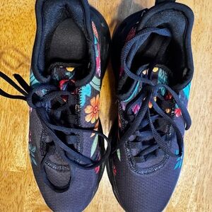 New Woman's running shoe size 9.5. Never worn.